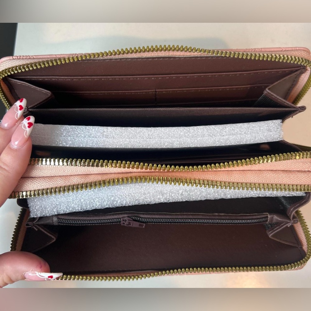 Elegant Butterfly Embossed Wallet - Picture 3 of 4